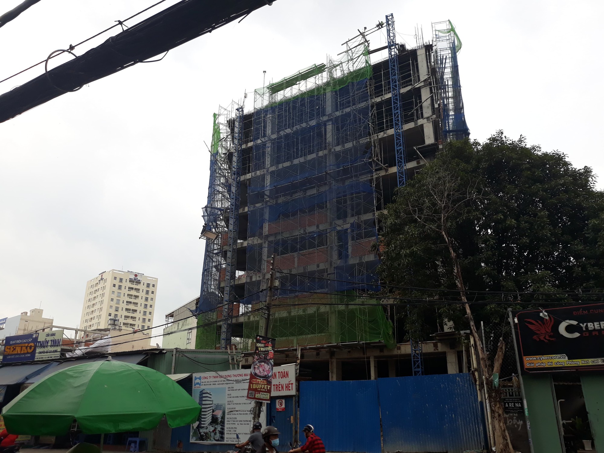 Đứt cáp tại công trình xây dựng ở Sài Gòn, 1 người bị rơi từ tầng cao xuống đất bất tỉnh - Ảnh 1. Đứt cáp tại công trình xây dựng ở Sài Gòn, 1 người bị rơi từ tầng cao xuống đất bất tỉnh - Ảnh 1.