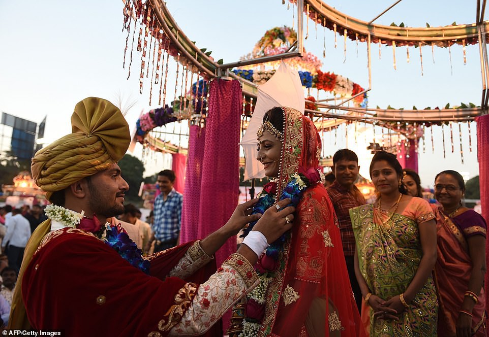 Hôn lễ chung của 261 cô dâu Ấn Độ: Cứ tưởng không thể lấy chồng do mất bố, nhà nghèo nhưng cái kết đầy viên mãn - Ảnh 1.