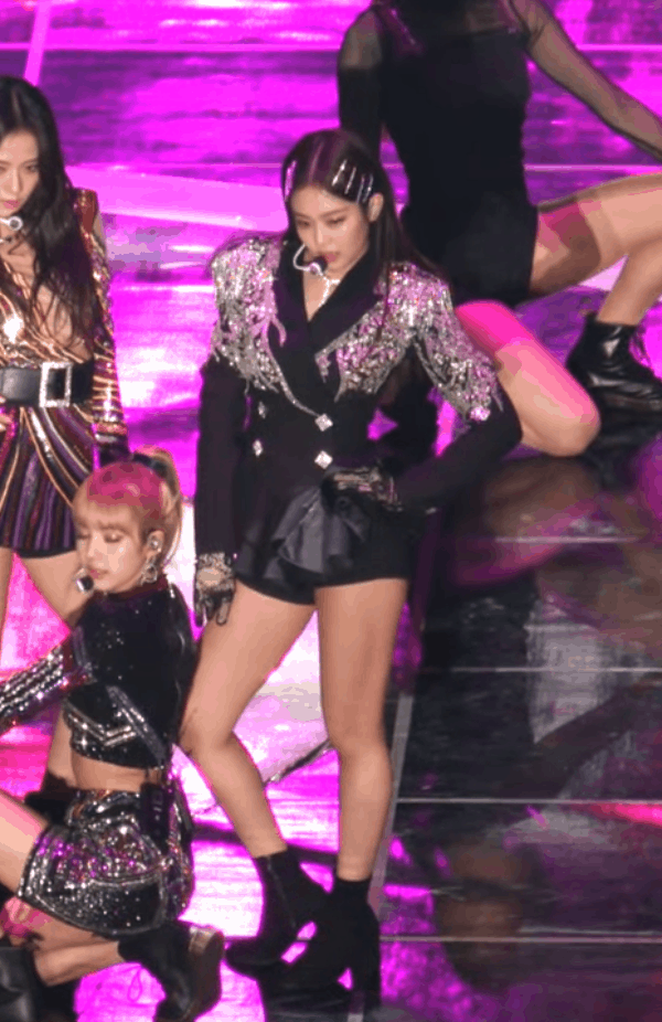 Fan lo sốt v&oacute; khi Jennie (Black Pink) thở dốc, lom khom kiệt sức sau khi biểu diễn tại SBS Gayo - Ảnh 1.