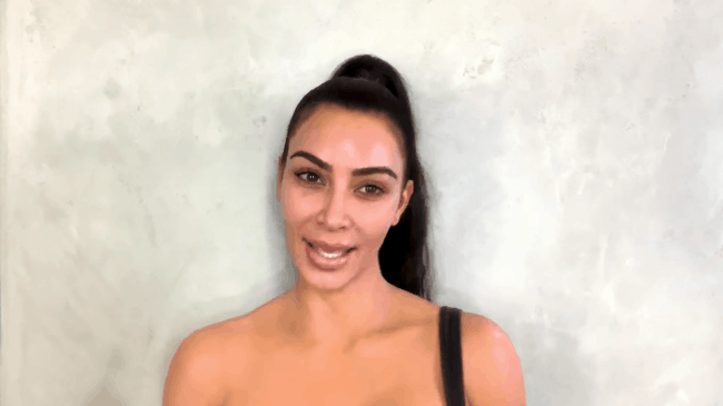 Kim Kardashian hướng dẫn makeup nhưng dân tình chỉ chú ý đến chi tiết bất thường này trên gương mặt - Ảnh 1.