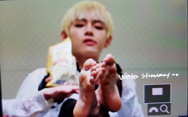 Khẩu chiến dữ dội: H&igrave;nh ảnh Chanbaek ngả ngốn giữa lễ trao giải bị đ&agrave;o lại, BTS v&agrave; Wanna One bỗng bị r&eacute;o gọi - Ảnh 4.