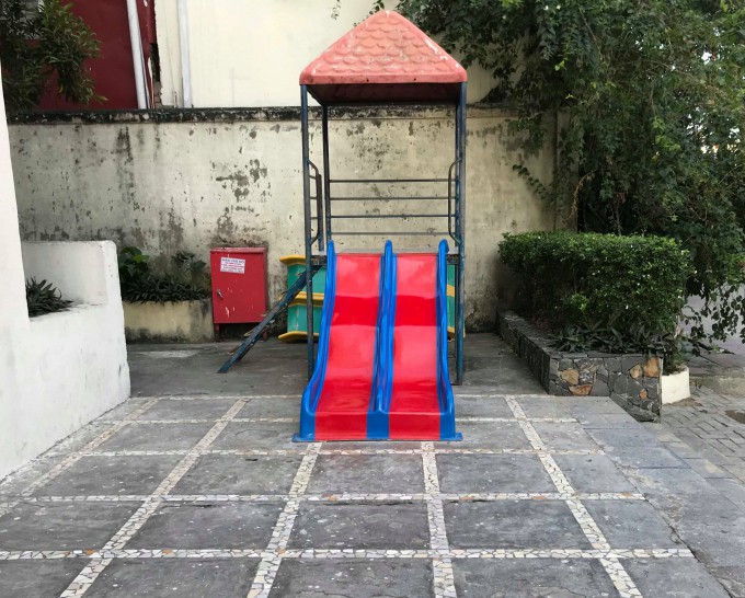 Người dân chung cư hoang mang lo sợ sau vụ bé trai 3 tuổi tử vong do bê tông rơi trúng đầu - Ảnh 1. Người dân chung cư hoang mang lo sợ sau vụ bé trai 3 tuổi tử vong do bê tông rơi trúng đầu - Ảnh 1.
