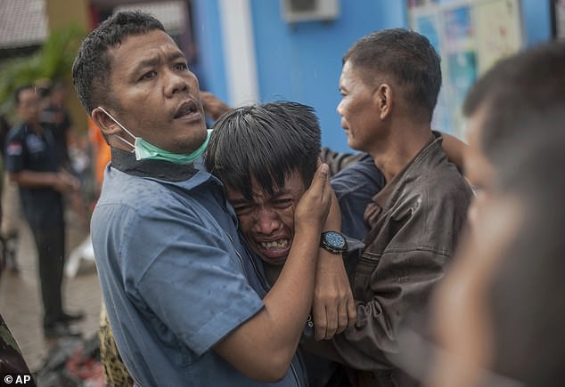 Indonesia huy động máy bay không người lái tìm kiếm nạn nhân sau trận sóng thần - Ảnh 1.