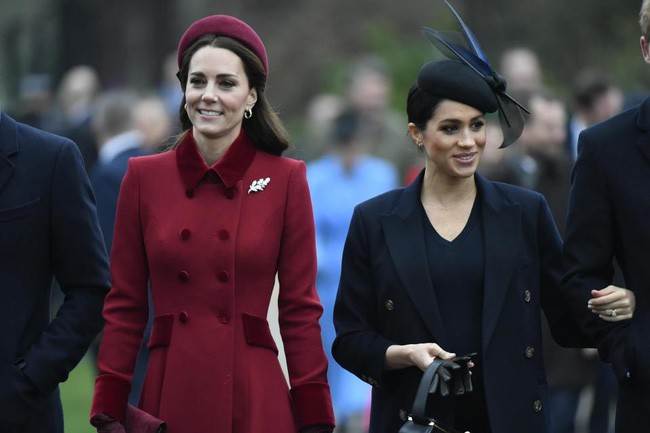 Kate và em dâu Meghan mặt đối mặt dự lễ Giáng sinh, trả lời cho tin đồn chị em mâu thuẫn bấy lâu - Ảnh 2.