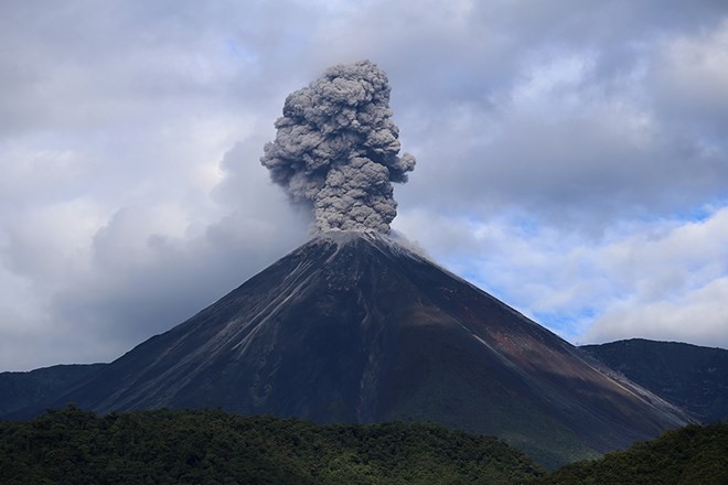 Ecuador: Núi lửa gần thủ đô Quito phun trào cột tro bụi cao hơn 500m - Ảnh 1.