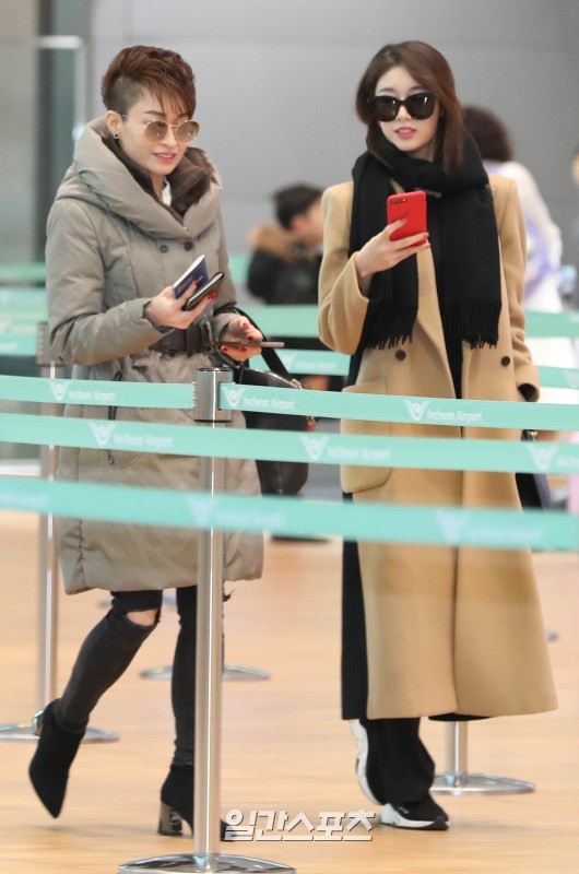 Jiyeon (T-ara) cực xinh tại sân bay sang Việt Nam, nhưng mẹ cô lại chiếm sóng vì sang và táo bạo hết phần con gái - Ảnh 7.