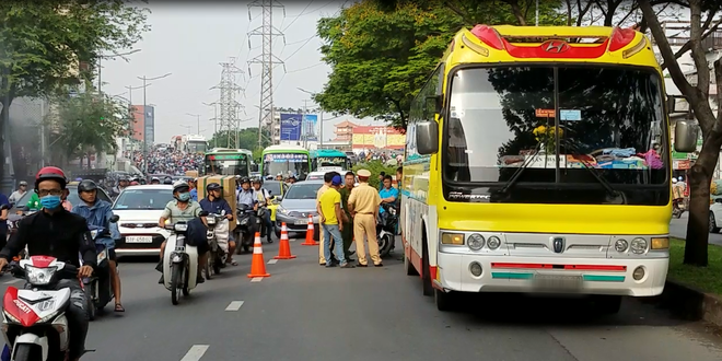 TP.HCM: Vợ thiếu uý công an mang thai hơn 5 tháng nhập viện sau va chạm với xe khách - Ảnh 1.