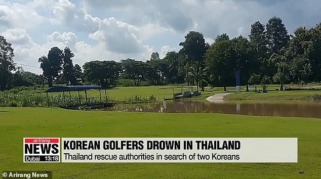 Thái Lan: 2 bà vợ lái xe điện sân golf tông 2 ông chồng rơi xuống sông, 2 người thiệt mạng - Ảnh 1.