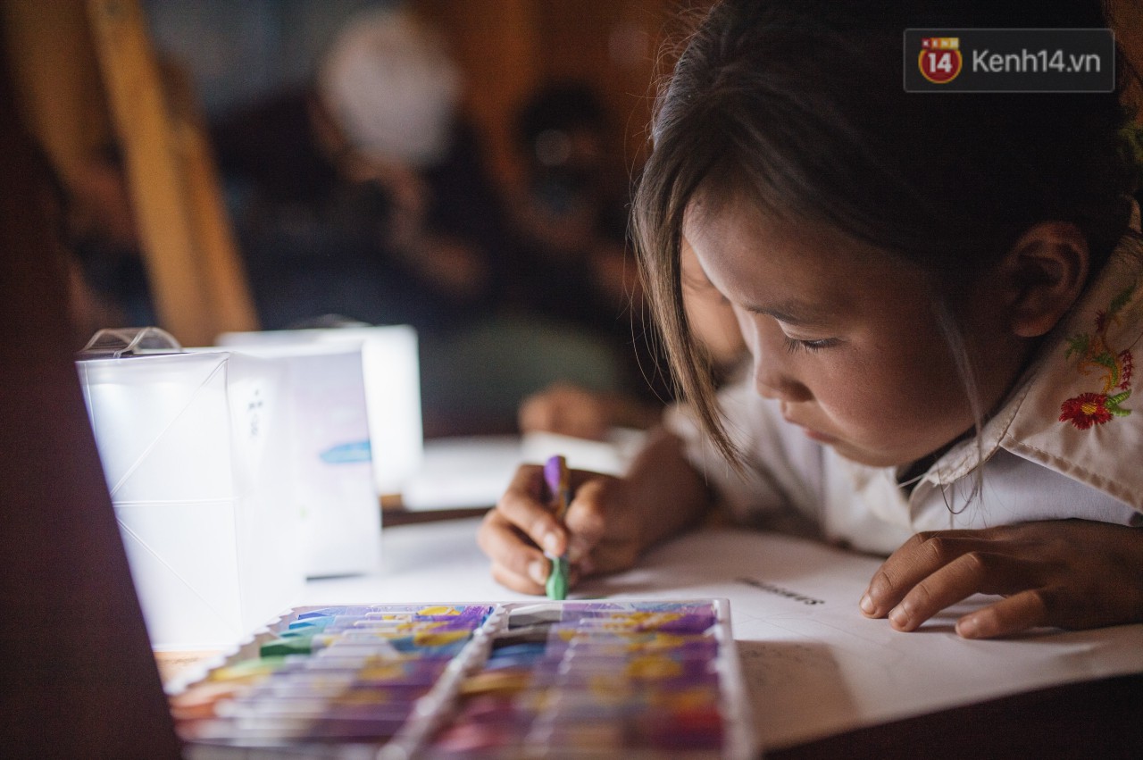 Tặng đèn năng lượng mặt trời cho các hộ dân người HMông vùng biên giới - Ảnh 5.