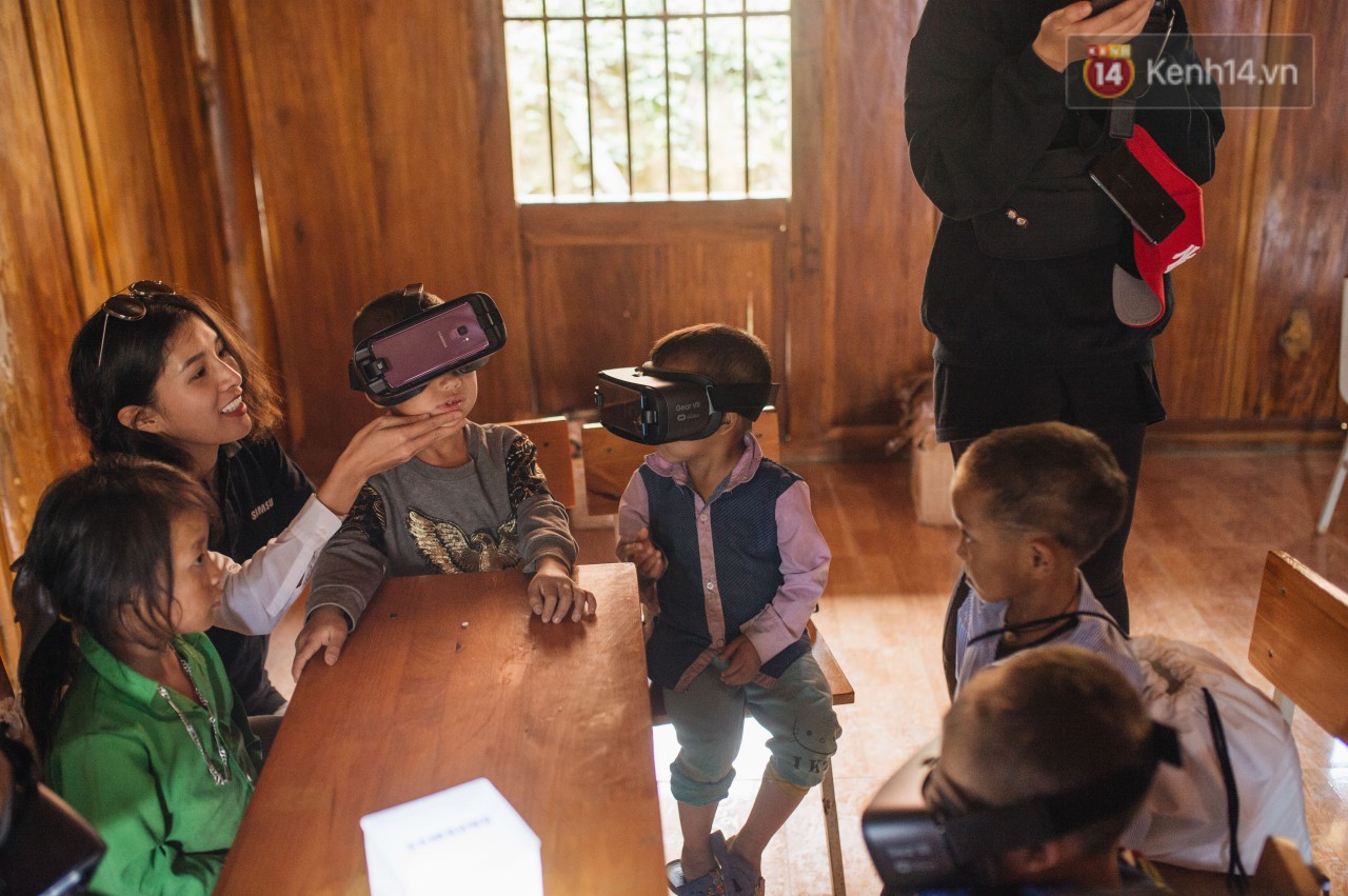 Trẻ em Tri Lễ thích thú khám phá thế giới qua lăng kính VR - Ảnh 5. Trẻ em Tri Lễ thích thú khám phá thế giới qua lăng kính VR - Ảnh 5.