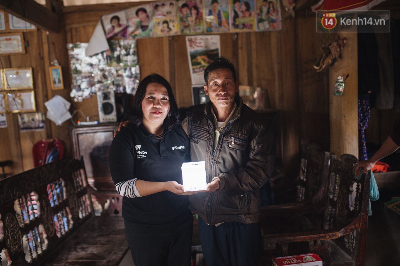 Tặng đèn năng lượng mặt trời cho các hộ dân người HMông vùng biên giới - Ảnh 4.