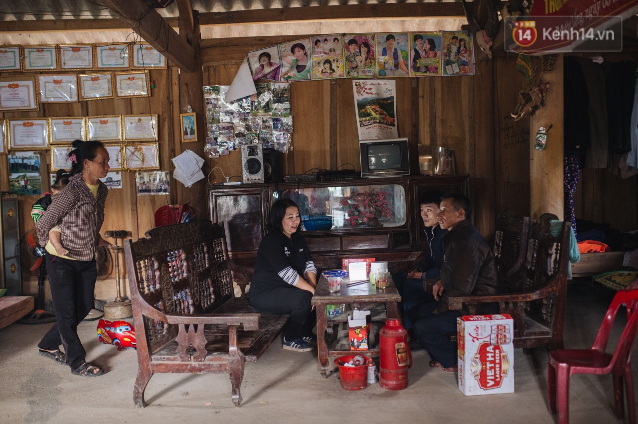 Tặng đèn năng lượng mặt trời cho các hộ dân người HMông vùng biên giới - Ảnh 2.