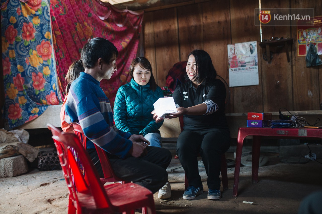 Tặng đèn năng lượng mặt trời cho các hộ dân người HMông vùng biên giới - Ảnh 3.