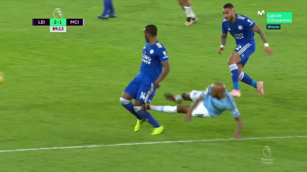 Nhân ngày lễ tặng quà, sao Man City tặng đối thủ nguyên gầm giầy vào khuỷu chân - Ảnh 1. Nhân ngày lễ tặng quà, sao Man City tặng đối thủ nguyên gầm giầy vào khuỷu chân - Ảnh 1.