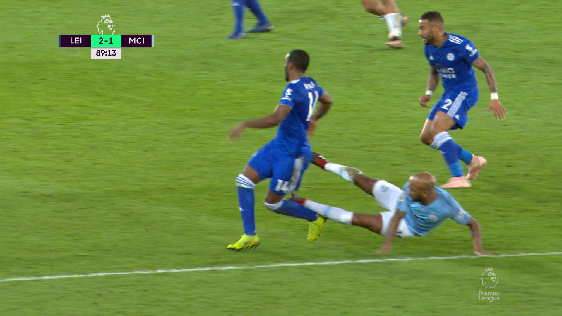 Nhân ngày lễ tặng quà, sao Man City tặng đối thủ nguyên gầm giầy vào khuỷu chân - Ảnh 2. Nhân ngày lễ tặng quà, sao Man City tặng đối thủ nguyên gầm giầy vào khuỷu chân - Ảnh 2.