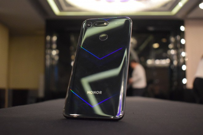 Cận cảnh, đánh giá nhanh Honor V20, một trong những chiếc smartphone ấn tượng nhất năm 2019 - Ảnh 4.