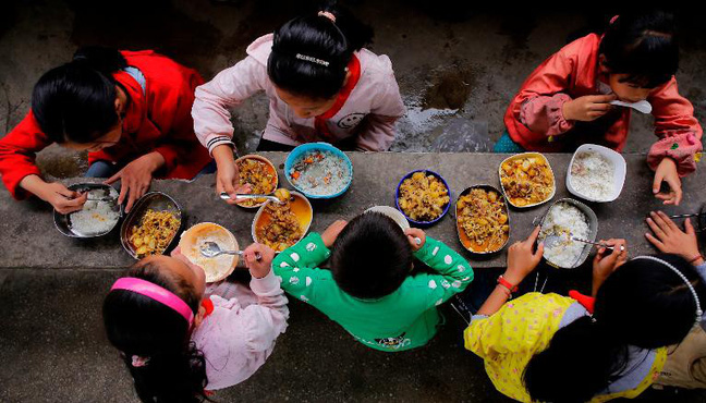 Bữa trưa của học sinh toàn thế giới: Nơi sang chảnh như khách sạn, nơi nghèo đói phải ăn đồ cứu trợ - Ảnh 1.