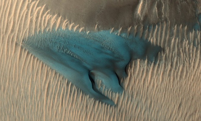 Trên Sao Hỏa, có một đụn cát xanh kì lạ như thế này đây! - Ảnh 1.