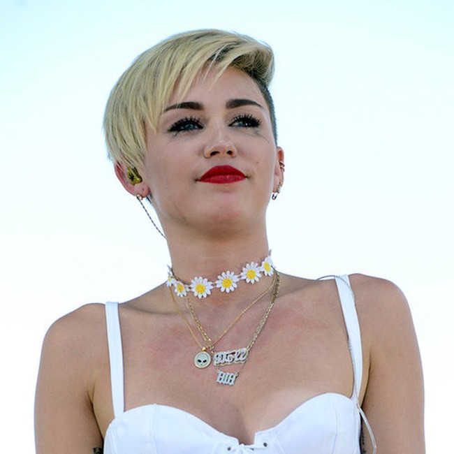 Miley Cyrus: Nàng công chúa vì yêu mà nổi loạn bất cần nhưng cũng vì tình mà cởi bỏ gai góc, khoác lên bộ váy cô dâu - Ảnh 13.