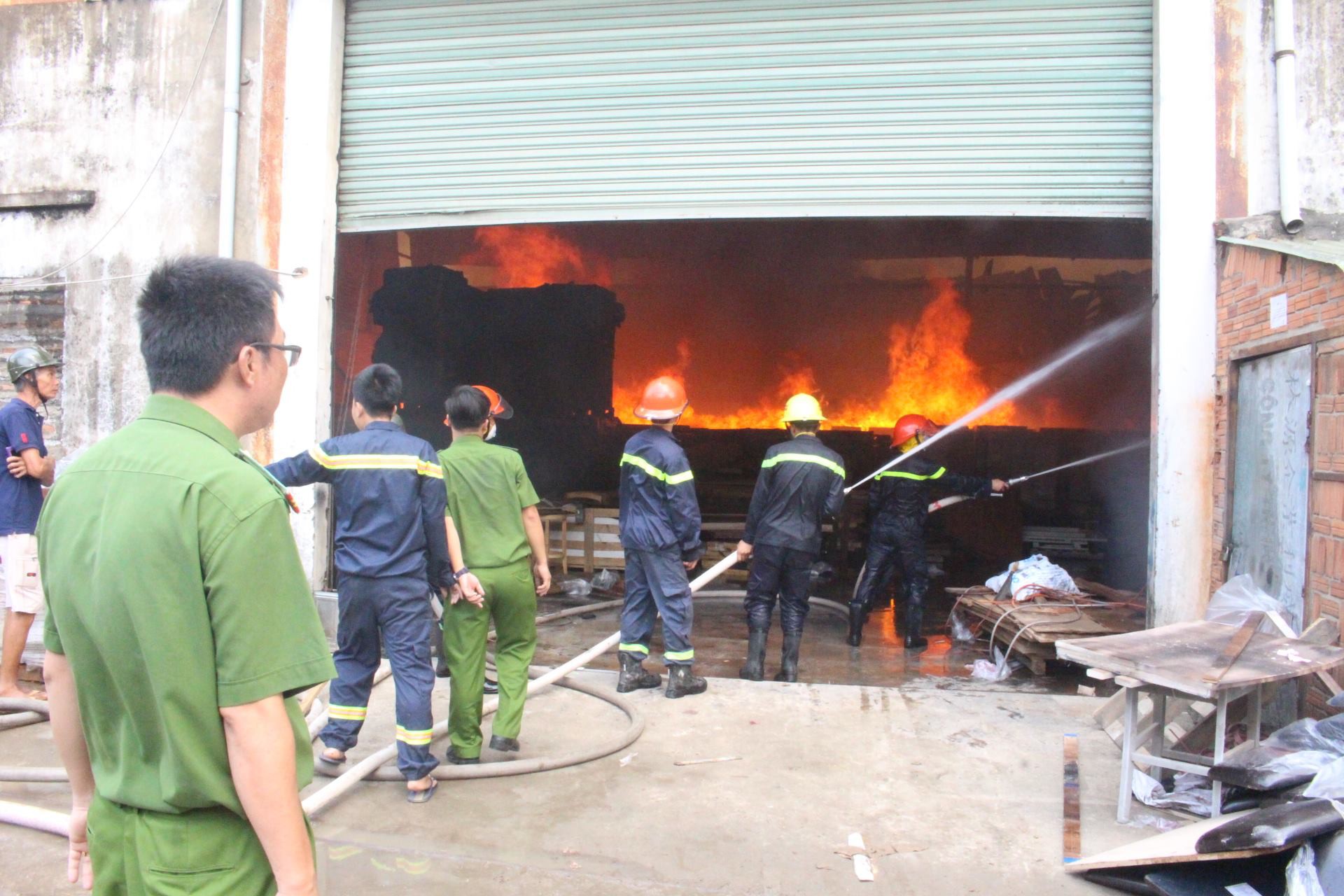Xưởng gỗ cháy kinh hoàng, nhiều công nhân mất việc ngày cận Tết - Ảnh 1. Xưởng gỗ cháy kinh hoàng, nhiều công nhân mất việc ngày cận Tết - Ảnh 1.