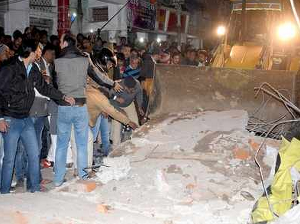 Ấn Độ: Sập tường nhà cổ làm 4 người chết, 4 người bị thương - Ảnh 1.