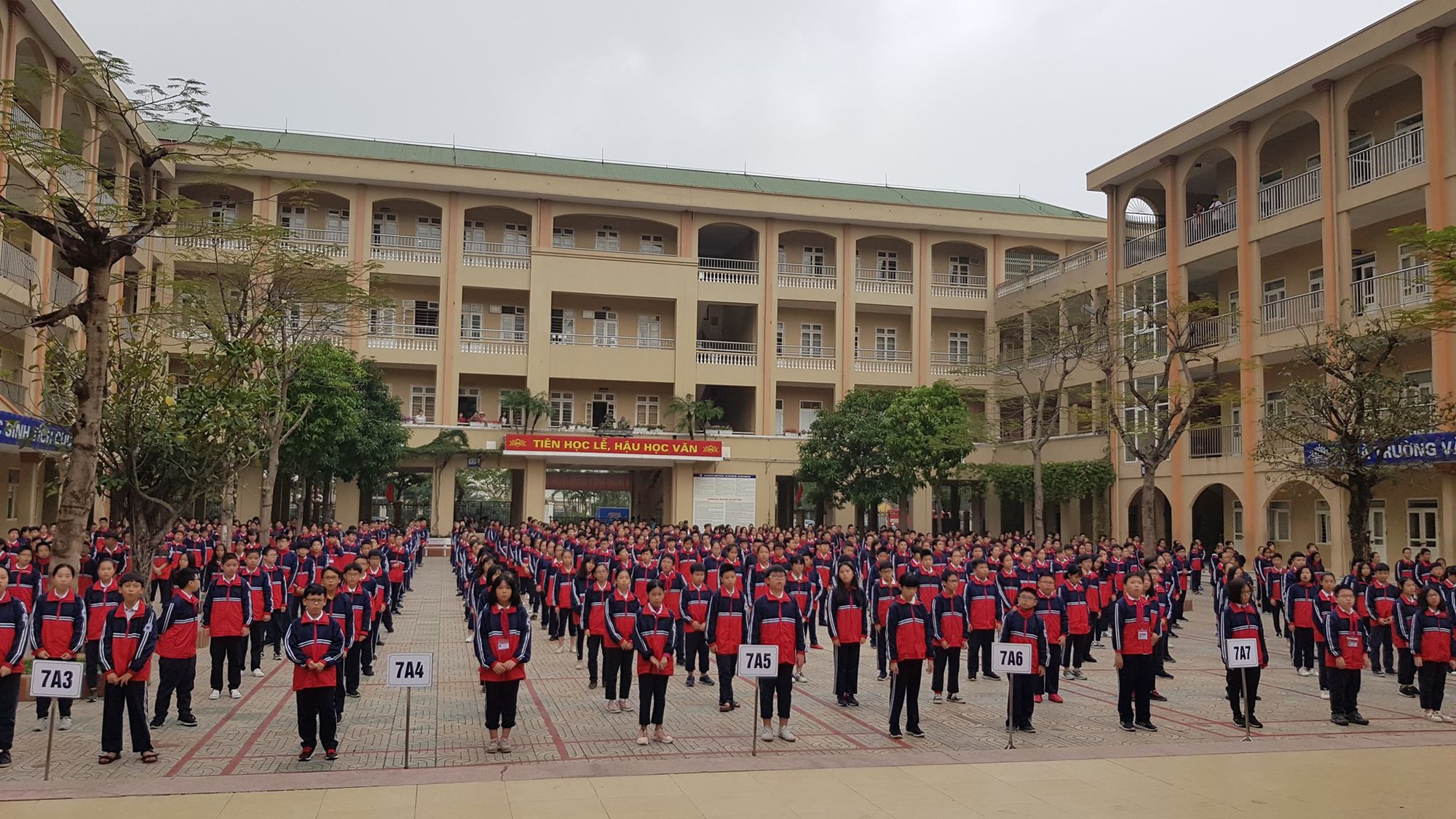 Học sinh lớp 6 lấy 30 triệu đồng của bố đi chia cho cả lớp - Ảnh 3.