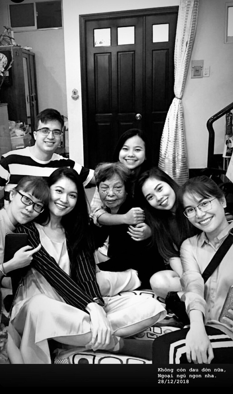 Á hậu Thùy Dung đau buồn nói lời cuối với bà ngoại: Không còn đau đớn nữa, ngoại ngủ ngon nha - Ảnh 1. Á hậu Thùy Dung đau buồn nói lời cuối với bà ngoại: Không còn đau đớn nữa, ngoại ngủ ngon nha - Ảnh 1.
