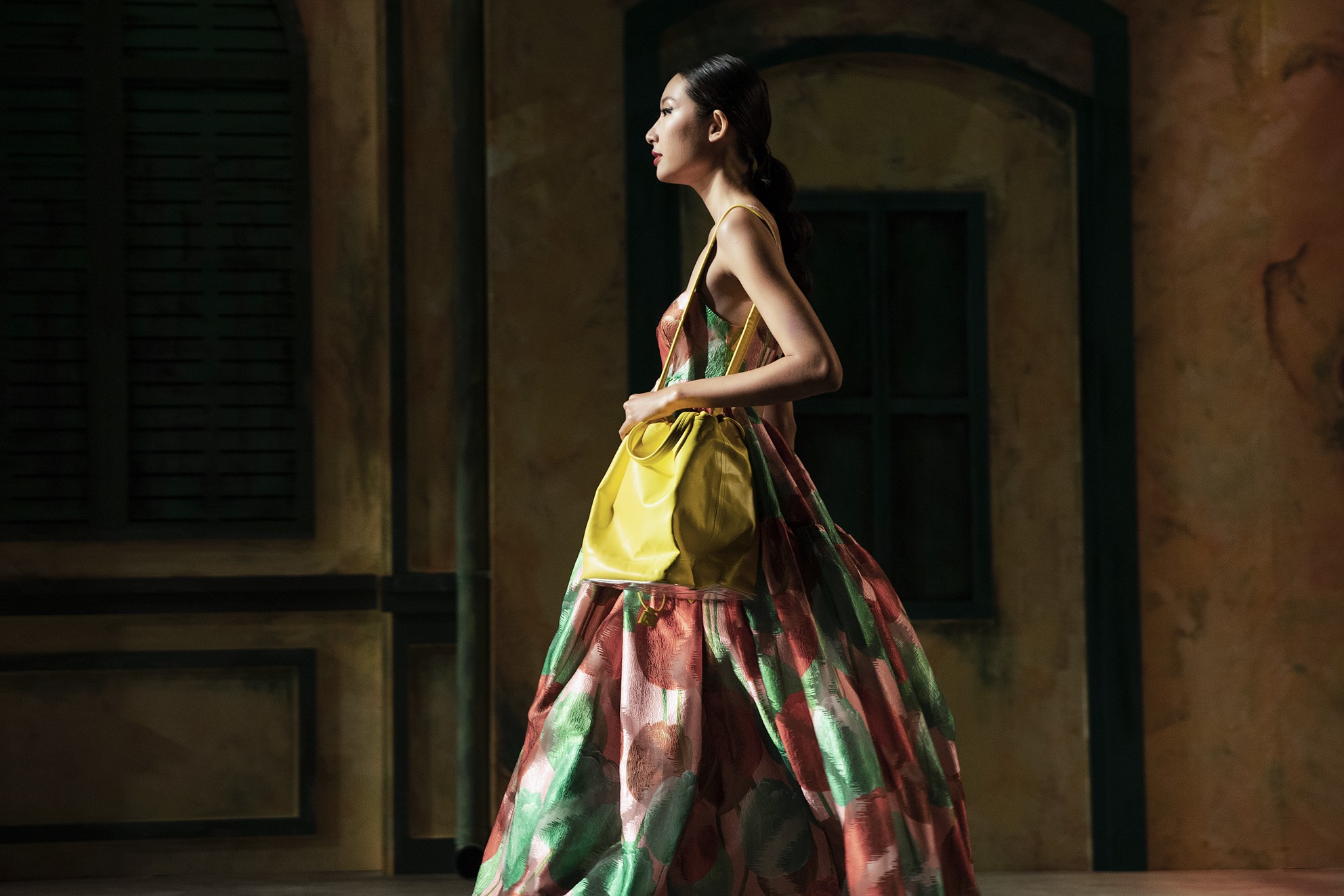 Show diễn mới nhất của Đỗ Mạnh Cường: Tựa như triển lãm túi hiệu với tổng trị giá 30 tỷ đồng, phải thuê hẳn 20 vệ sĩ để canh - Ảnh 7.