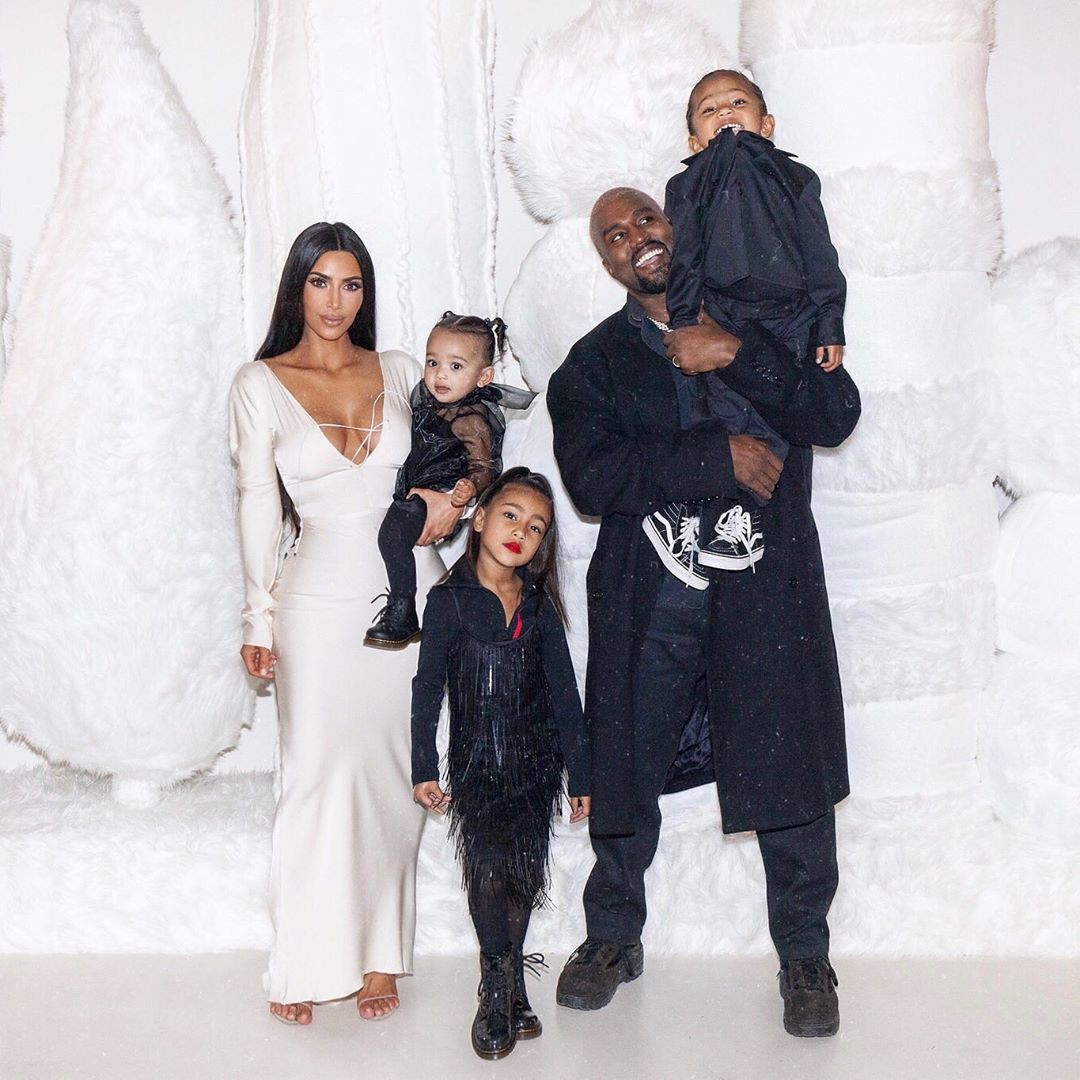 Thần thái rich kid đầy kiêu kỳ, con gái 5 tuổi của Kim Kardashian đẹp lấn át cả mẹ trong loạt ảnh Giáng Sinh - Ảnh 1. Thần thái rich kid đầy kiêu kỳ, con gái 5 tuổi của Kim Kardashian đẹp lấn át cả mẹ trong loạt ảnh Giáng Sinh - Ảnh 1.