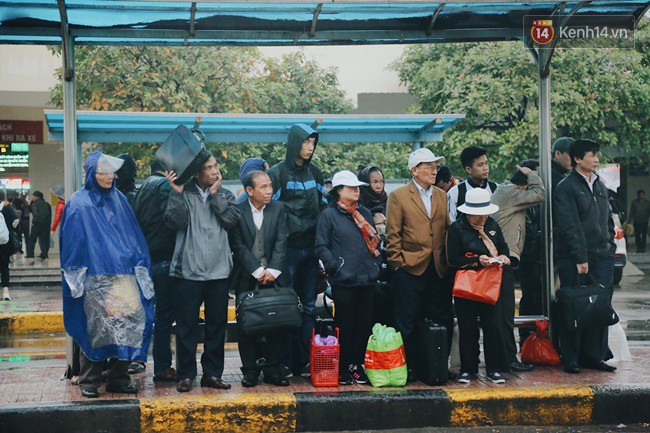 Ngày làm việc cuối cùng trong năm: Người Hà Nội đội mưa rét ra bến xe, Sài Gòn ùn tắc nhiều ngả đường - Ảnh 10.
