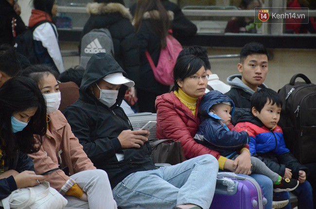 Ngày làm việc cuối cùng trong năm: Người Hà Nội đội mưa rét ra bến xe, Sài Gòn ùn tắc nhiều ngả đường - Ảnh 8.