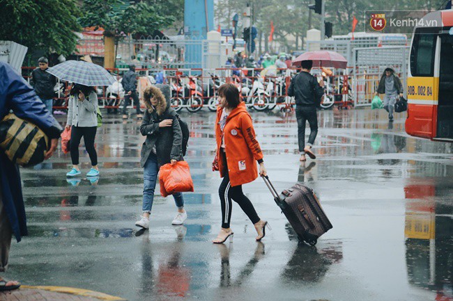 Ngày làm việc cuối cùng trong năm: Người Hà Nội đội mưa rét ra bến xe, Sài Gòn ùn tắc nhiều ngả đường - Ảnh 1.