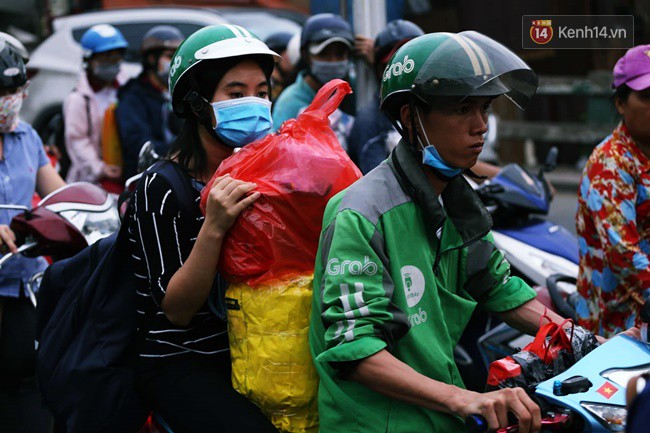 Ngày làm việc cuối cùng trong năm: Người Hà Nội đội mưa rét ra bến xe, Sài Gòn ùn tắc nhiều ngả đường - Ảnh 26.