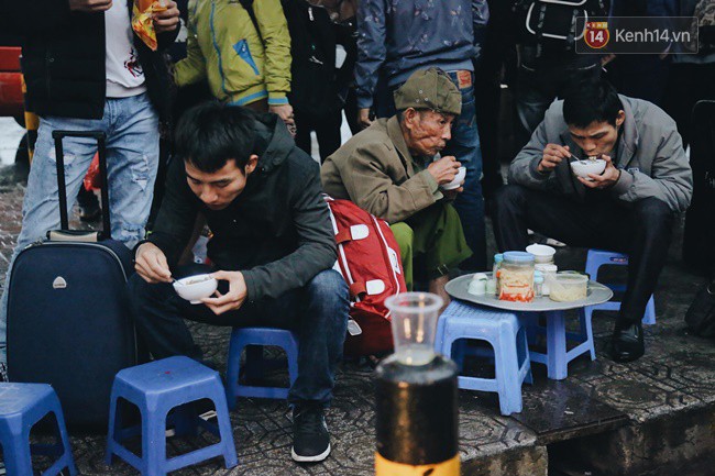 Ngày làm việc cuối cùng trong năm: Người Hà Nội đội mưa rét ra bến xe, Sài Gòn ùn tắc nhiều ngả đường - Ảnh 21.
