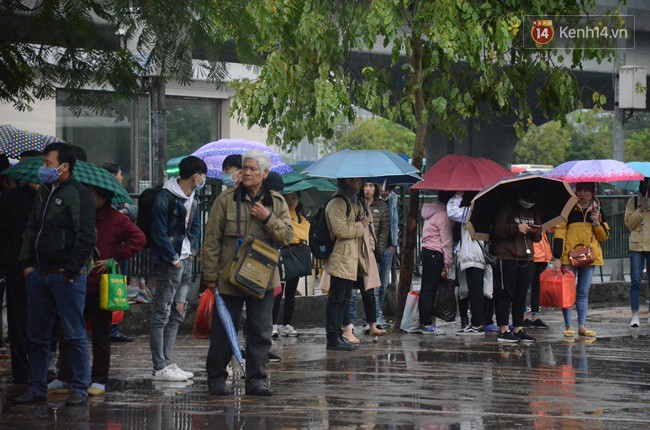 Ngày làm việc cuối cùng trong năm: Người Hà Nội đội mưa rét ra bến xe, Sài Gòn ùn tắc nhiều ngả đường - Ảnh 4.