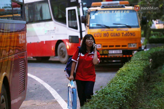 Ngày làm việc cuối cùng trong năm: Người Hà Nội đội mưa rét ra bến xe, Sài Gòn ùn tắc nhiều ngả đường - Ảnh 30.