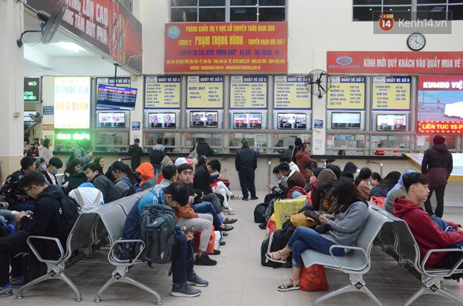 Ngày làm việc cuối cùng trong năm: Người Hà Nội đội mưa rét ra bến xe, Sài Gòn ùn tắc nhiều ngả đường - Ảnh 6.