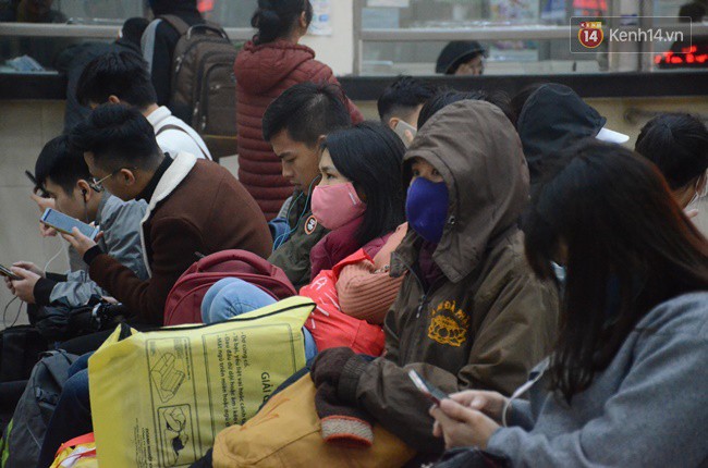 Ngày làm việc cuối cùng trong năm: Người Hà Nội đội mưa rét ra bến xe, Sài Gòn ùn tắc nhiều ngả đường - Ảnh 7.