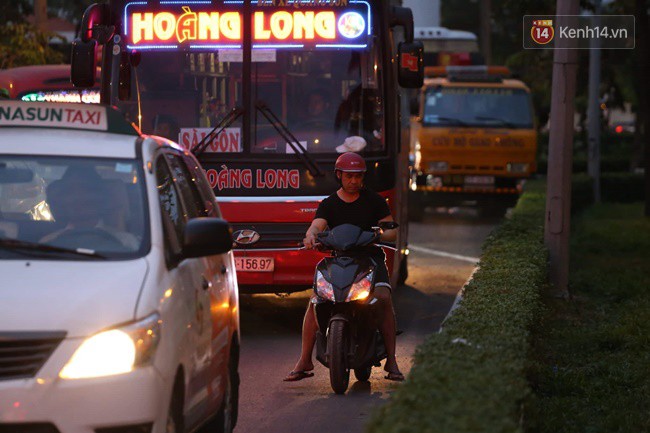 Ngày làm việc cuối cùng trong năm: Người Hà Nội đội mưa rét ra bến xe, Sài Gòn ùn tắc nhiều ngả đường - Ảnh 28.