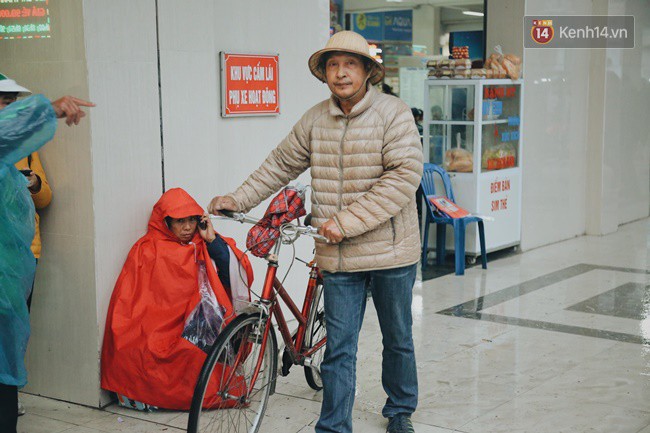 Ngày làm việc cuối cùng trong năm: Người Hà Nội đội mưa rét ra bến xe, Sài Gòn ùn tắc nhiều ngả đường - Ảnh 20.