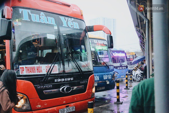 Ngày làm việc cuối cùng trong năm: Người Hà Nội đội mưa rét ra bến xe, Sài Gòn ùn tắc nhiều ngả đường - Ảnh 16.