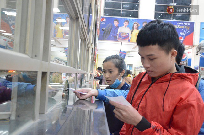 Ngày làm việc cuối cùng trong năm: Người Hà Nội đội mưa rét ra bến xe, Sài Gòn ùn tắc nhiều ngả đường - Ảnh 5.