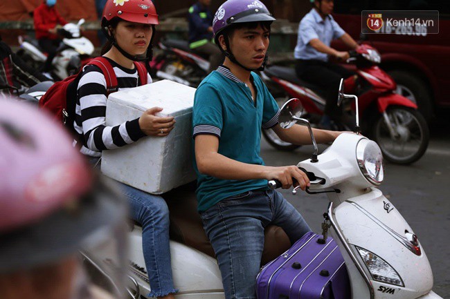 Ngày làm việc cuối cùng trong năm: Người Hà Nội đội mưa rét ra bến xe, Sài Gòn ùn tắc nhiều ngả đường - Ảnh 24.