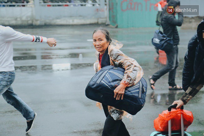 Ngày làm việc cuối cùng trong năm: Người Hà Nội đội mưa rét ra bến xe, Sài Gòn ùn tắc nhiều ngả đường - Ảnh 12.