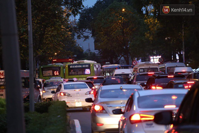 Ngày làm việc cuối cùng trong năm: Người Hà Nội đội mưa rét ra bến xe, Sài Gòn ùn tắc nhiều ngả đường - Ảnh 29.