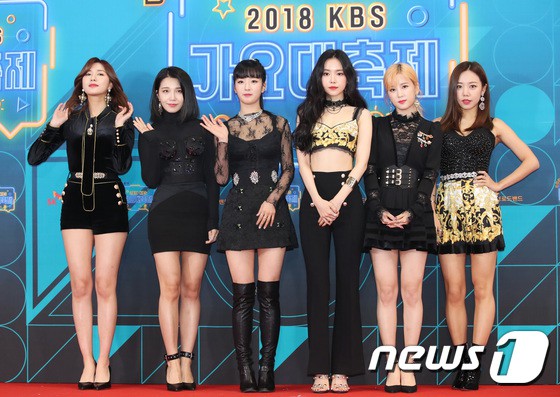 150 idol đổ bộ thảm đỏ KBS Song Festival: Red Velvet và dàn mỹ nhân mặc thảm họa, TWICE, BTS đơn giản mà đẹp - Ảnh 9.