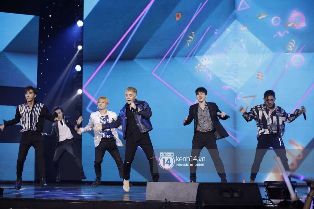 Soobin - Jiyeon song ca tình bể bình, mỹ nam iKON đội nón lá, cùng dàn sao Việt - Hàn bùng nổ đêm nhạc cuối năm - Ảnh 14.