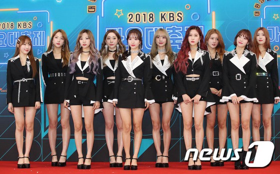 150 idol đổ bộ thảm đỏ KBS Song Festival: Red Velvet và dàn mỹ nhân mặc thảm họa, TWICE, BTS đơn giản mà đẹp - Ảnh 42.