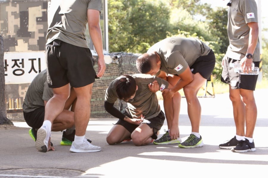 Show thực tế về quân ngũ gây chú ý với hình ảnh nam Idol chạy bộ đến mức kiệt sức phải quỳ dưới đất - Ảnh 2. Show thực tế về quân ngũ gây chú ý với hình ảnh nam Idol chạy bộ đến mức kiệt sức phải quỳ dưới đất - Ảnh 2.