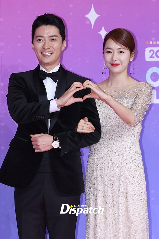 Thảm đỏ SBS Entertainment Awards: Song Ji Hyo bị mỹ nhân Running Man sexy lấn át, Lee Seung Gi bảnh bao bên dàn sao - Ảnh 20.